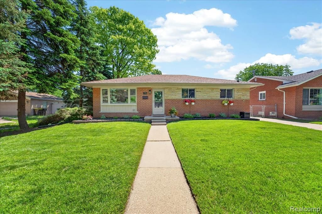 1701 Grange Road, Trenton, MI 48183