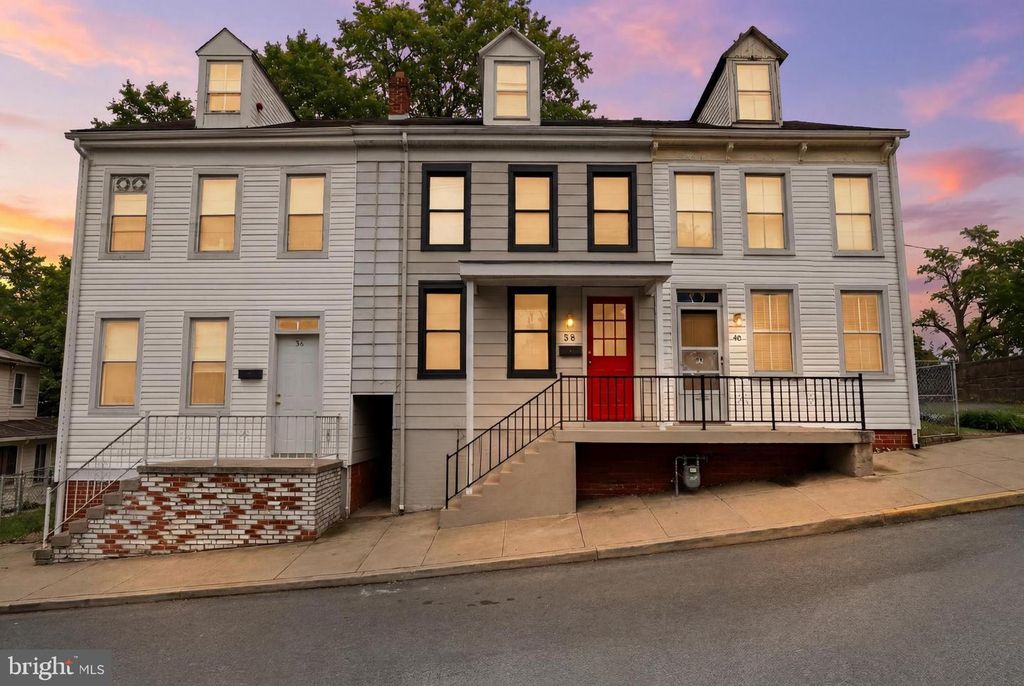 38 W 8TH AVE, York, PA 17404