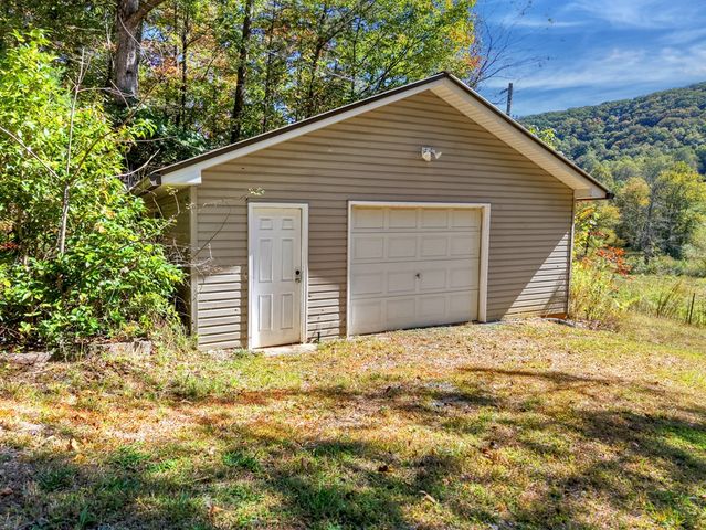 300 Harris Drive, Blue Ridge, GA 30513
