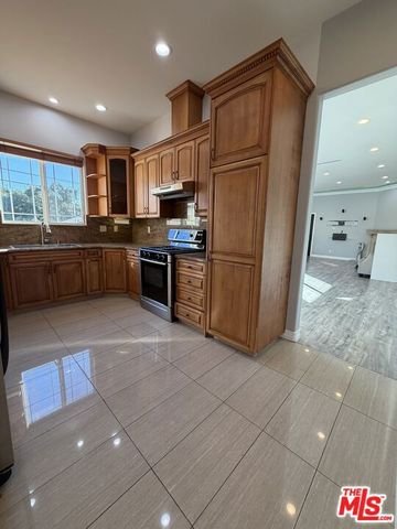 10006 Samoa Avenue, Tujunga (los Angeles), CA 91042