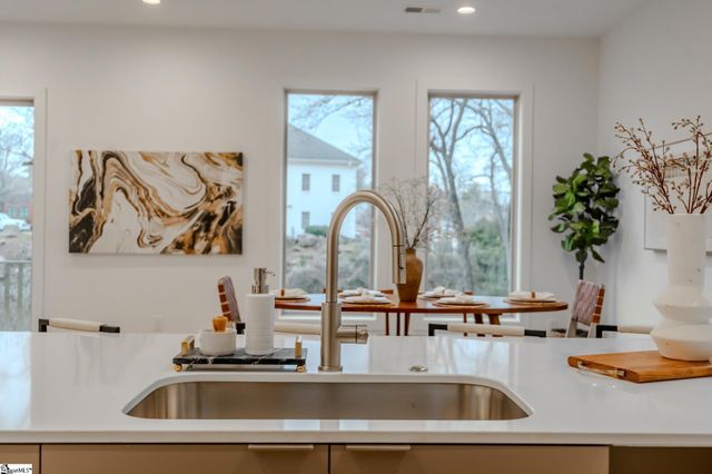 11 Mount Zion Avenue, Greenville, SC 29609