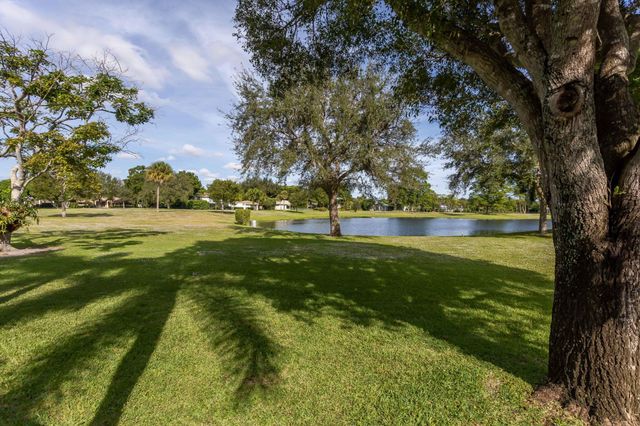 2883 Banyan Boulevard Circle NW, Boca Raton, FL 33431