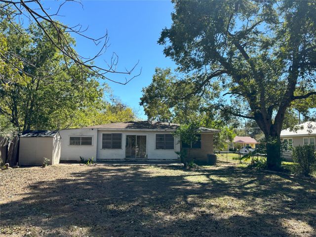 107 Elm Ave, Rockdale, TX 76567