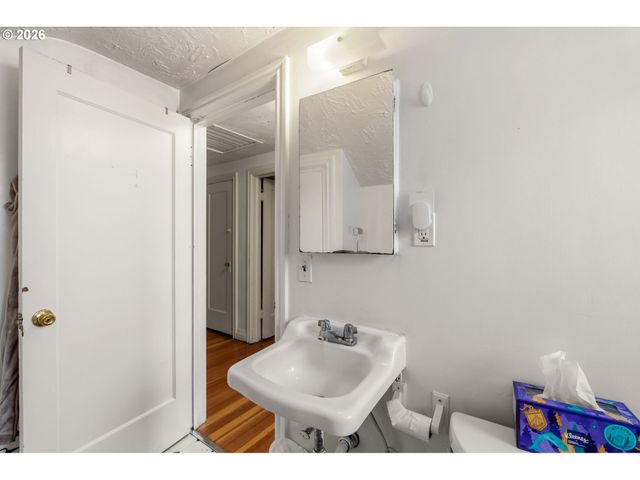 239 E 14TH Ave, Eugene, OR 97401