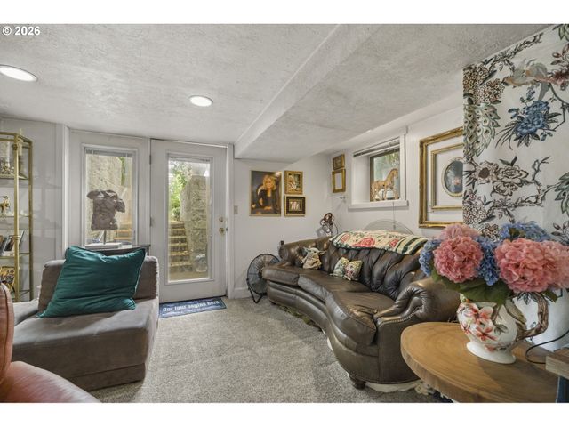 239 E 14TH Ave, Eugene, OR 97401