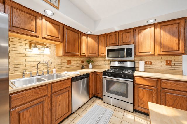1723 E Maya Lane, Mount Prospect, IL 60056