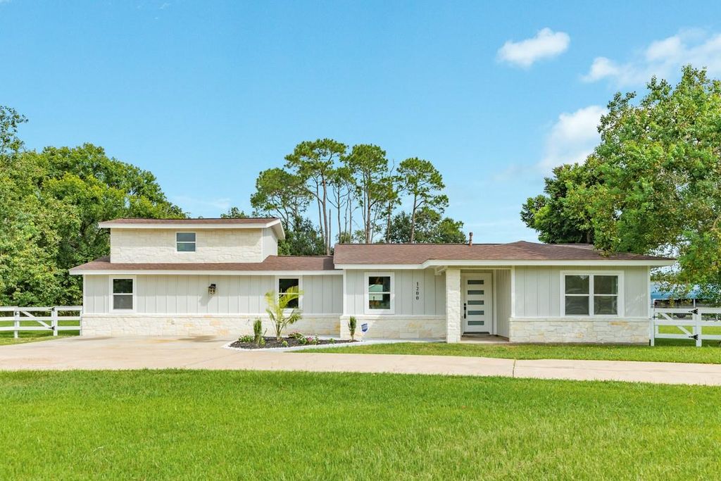 1200 Gifford Lane, Angleton, TX 77515