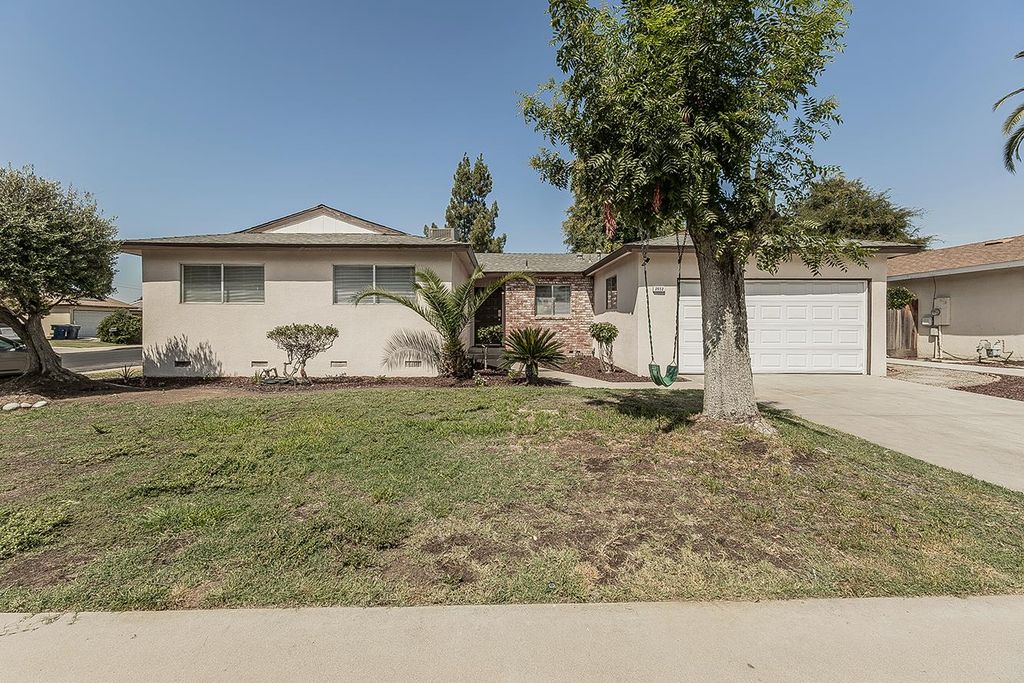 Image 2 of property listing at 2652 Purdue, Clovis, CA 93611