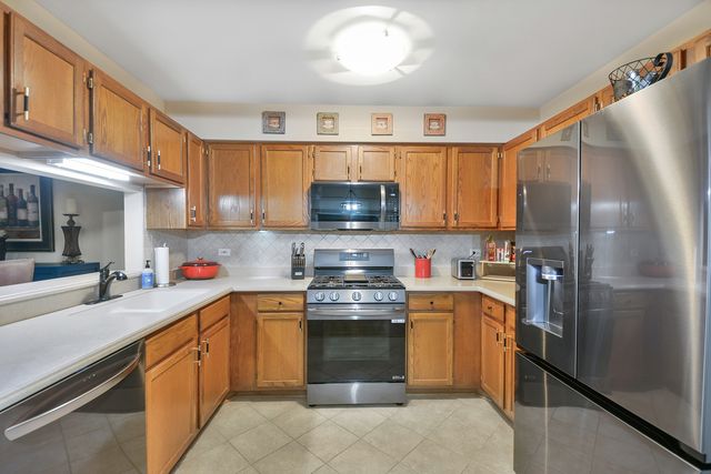 627 N Charter Hall Drive, Palatine, IL 60067