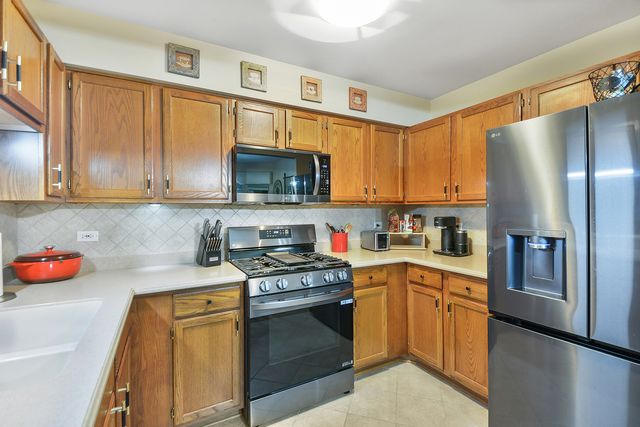 627 N Charter Hall Drive, Palatine, IL 60067