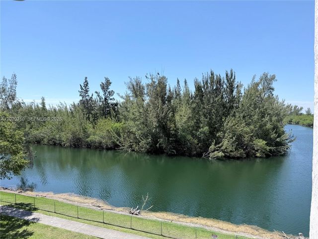 8240 SW 210th St 302, Cutler Bay, FL 33189