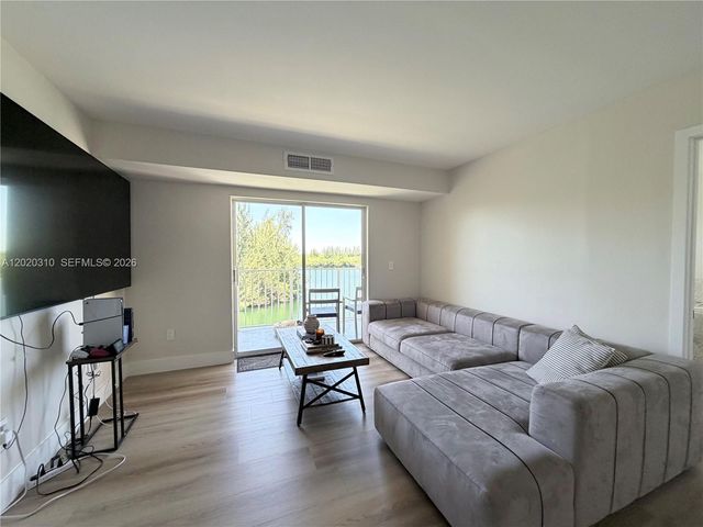 8240 SW 210th St 302, Cutler Bay, FL 33189