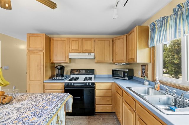 55 John St, Acushnet, MA 02743