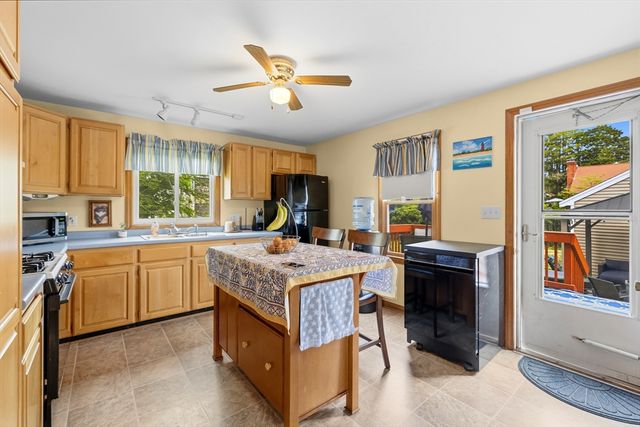 55 John St, Acushnet, MA 02743