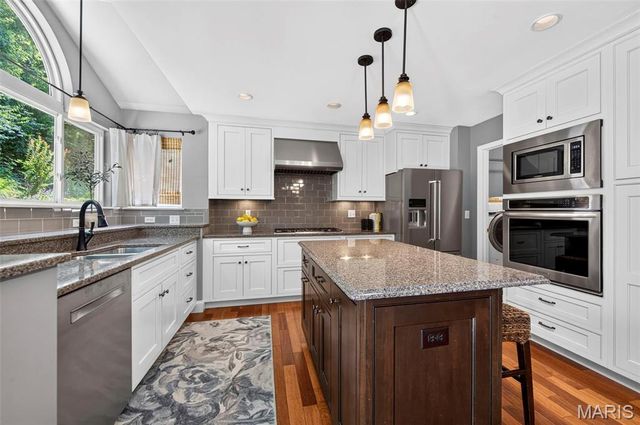 1211 Lake Canyon View, Fenton, MO 63026