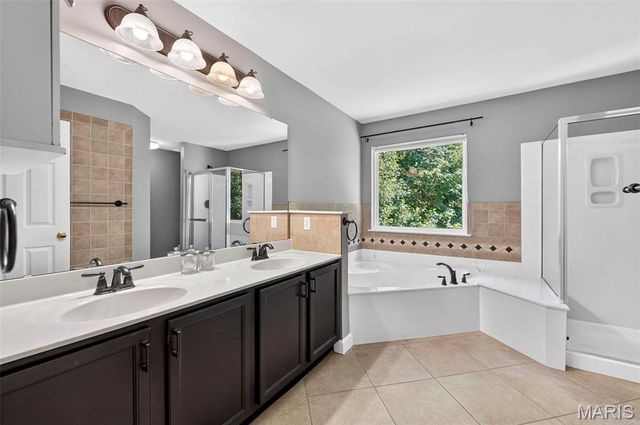 1211 Lake Canyon View, Fenton, MO 63026