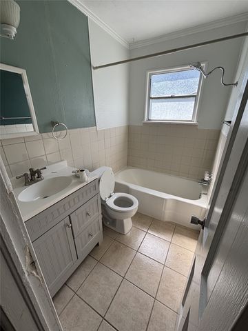 4252 S Cresthaven Road, Dallas, TX 75209