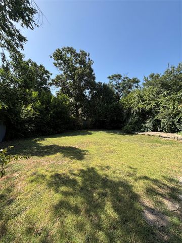 4252 S Cresthaven Road, Dallas, TX 75209