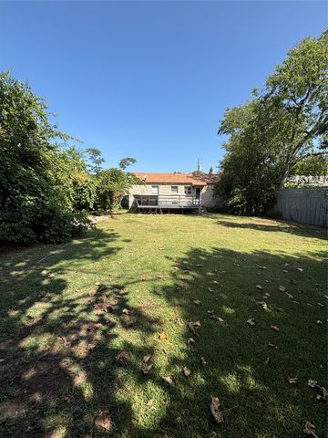 4252 S Cresthaven Road, Dallas, TX 75209