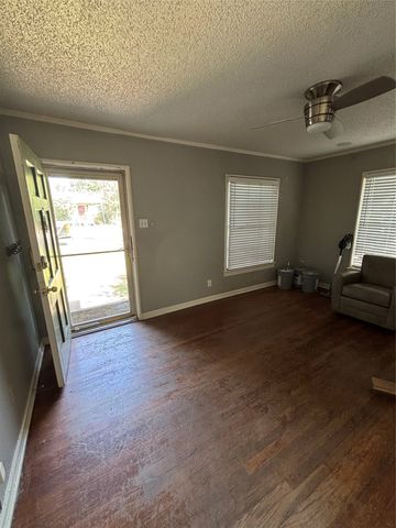 4252 S Cresthaven Road, Dallas, TX 75209