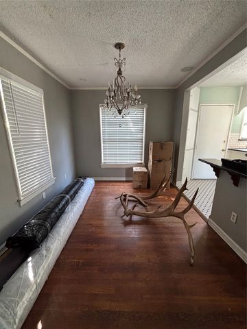 4252 S Cresthaven Road, Dallas, TX 75209