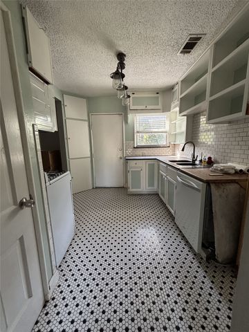 4252 S Cresthaven Road, Dallas, TX 75209
