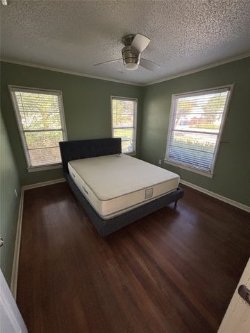 4252 S Cresthaven Road, Dallas, TX 75209