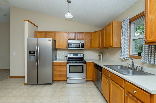2300 E 40th Street, Des Moines, IA 50317