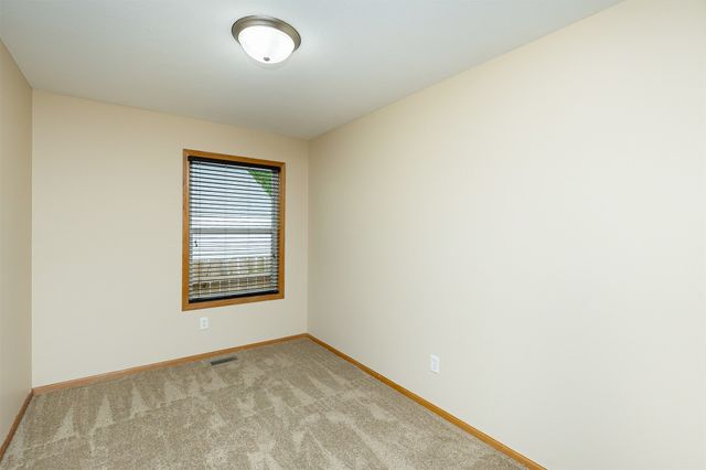 2300 E 40th Street, Des Moines, IA 50317