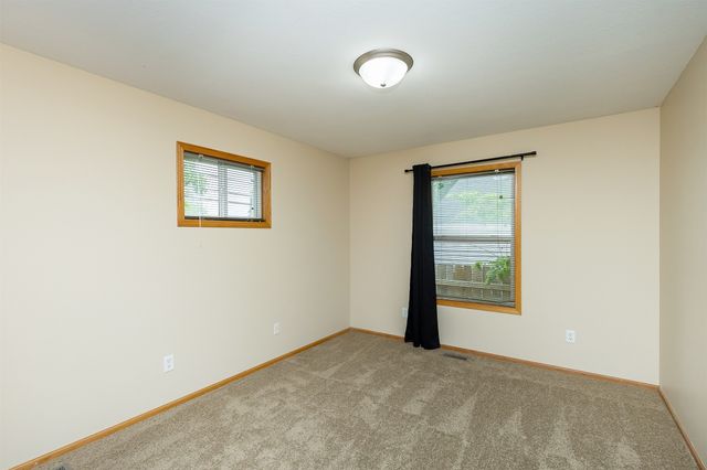 2300 E 40th Street, Des Moines, IA 50317