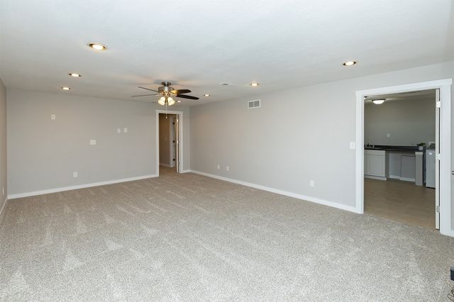 2300 E 40th Street, Des Moines, IA 50317
