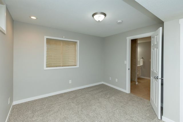 2300 E 40th Street, Des Moines, IA 50317