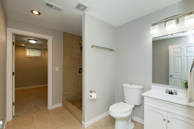 2300 E 40th Street, Des Moines, IA 50317