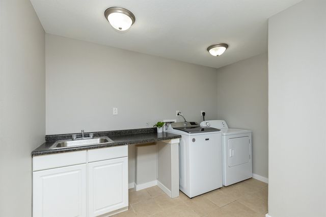 2300 E 40th Street, Des Moines, IA 50317