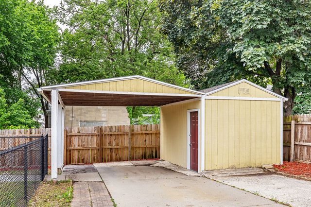 2300 E 40th Street, Des Moines, IA 50317