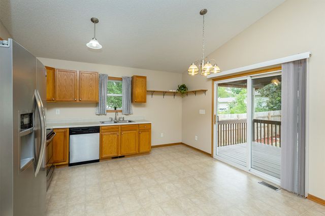 2300 E 40th Street, Des Moines, IA 50317