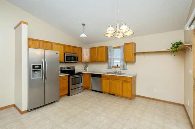 2300 E 40th Street, Des Moines, IA 50317