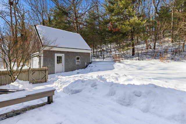 318 Old Mill Rd, Barnstable, MA 02648