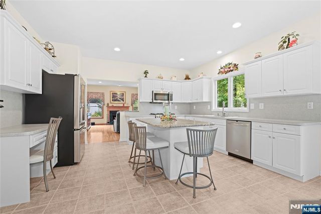 18 Lafayette Drive, Cedar Grove, NJ 07009