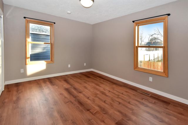 909 2nd Ave NW, Minot, ND 58703