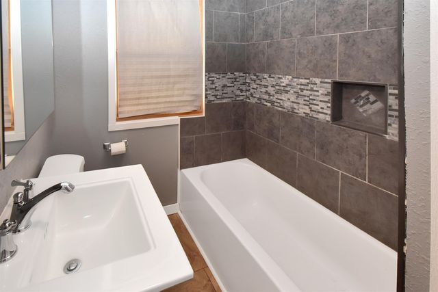 909 2nd Ave NW, Minot, ND 58703