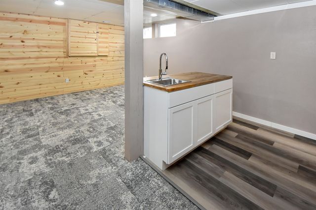 909 2nd Ave NW, Minot, ND 58703