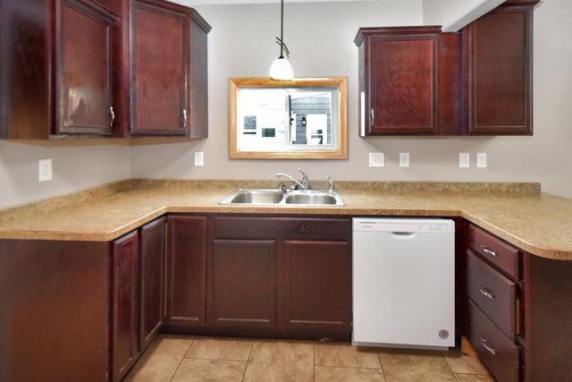 909 2nd Ave NW, Minot, ND 58703