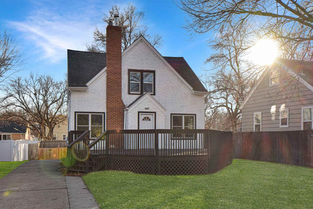 909 2nd Ave NW, Minot, ND 58703