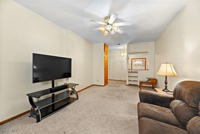 43 S Van Buren Avenue, Barberton, OH 44203