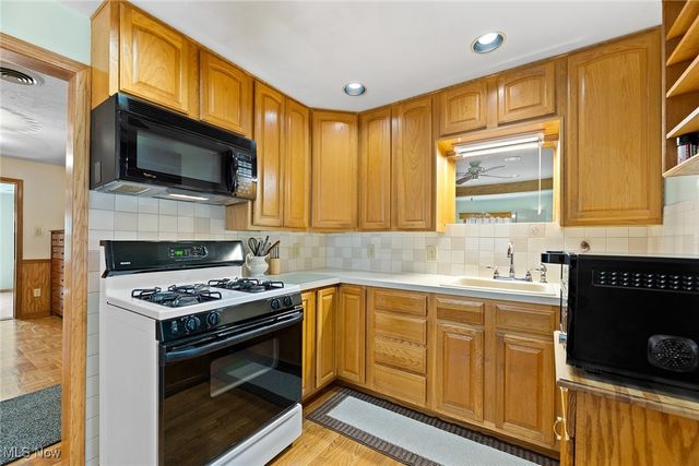 43 S Van Buren Avenue, Barberton, OH 44203