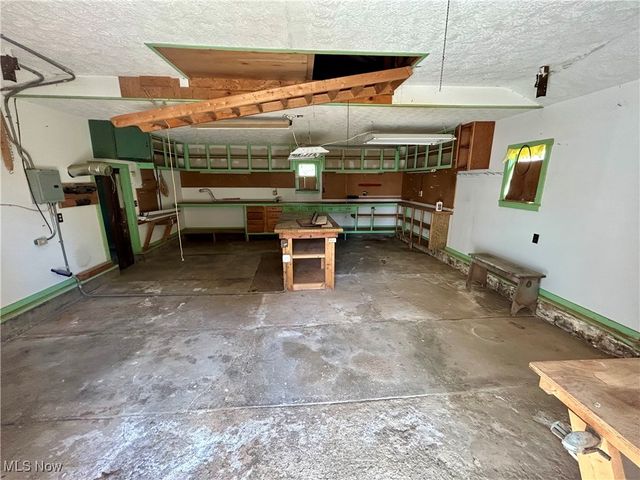 43 S Van Buren Avenue, Barberton, OH 44203