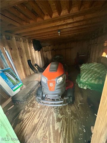 43 S Van Buren Avenue, Barberton, OH 44203