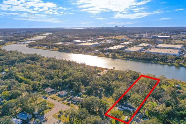 5028 CLEWIS AVENUE, Tampa, FL 33610