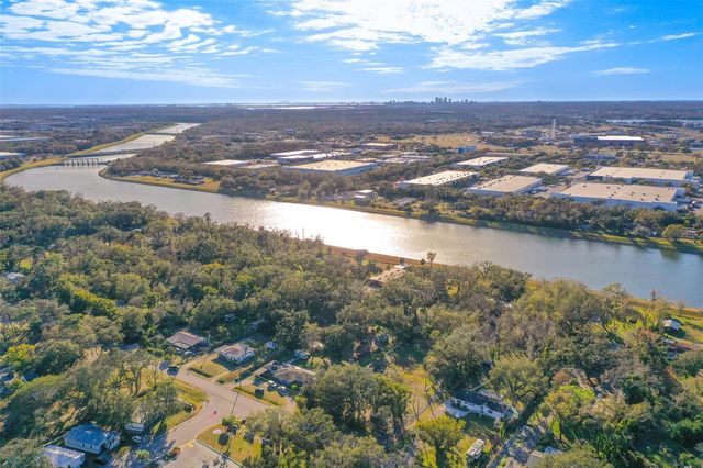 5028 CLEWIS AVENUE, Tampa, FL 33610